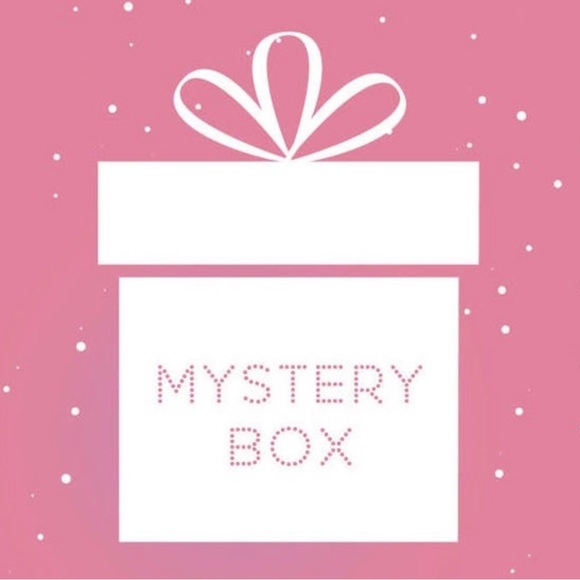 Treat Yourself/Reseller Mystery Box Women’s Dresses Tops Sweaters Jeans Swim 5LB - Picture 4 of 6